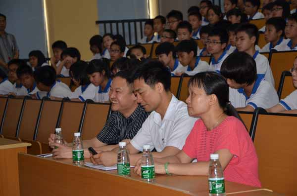 2012.05.15  区勘察设计协会会长张思中来顺峰中学进行感恩励志教育